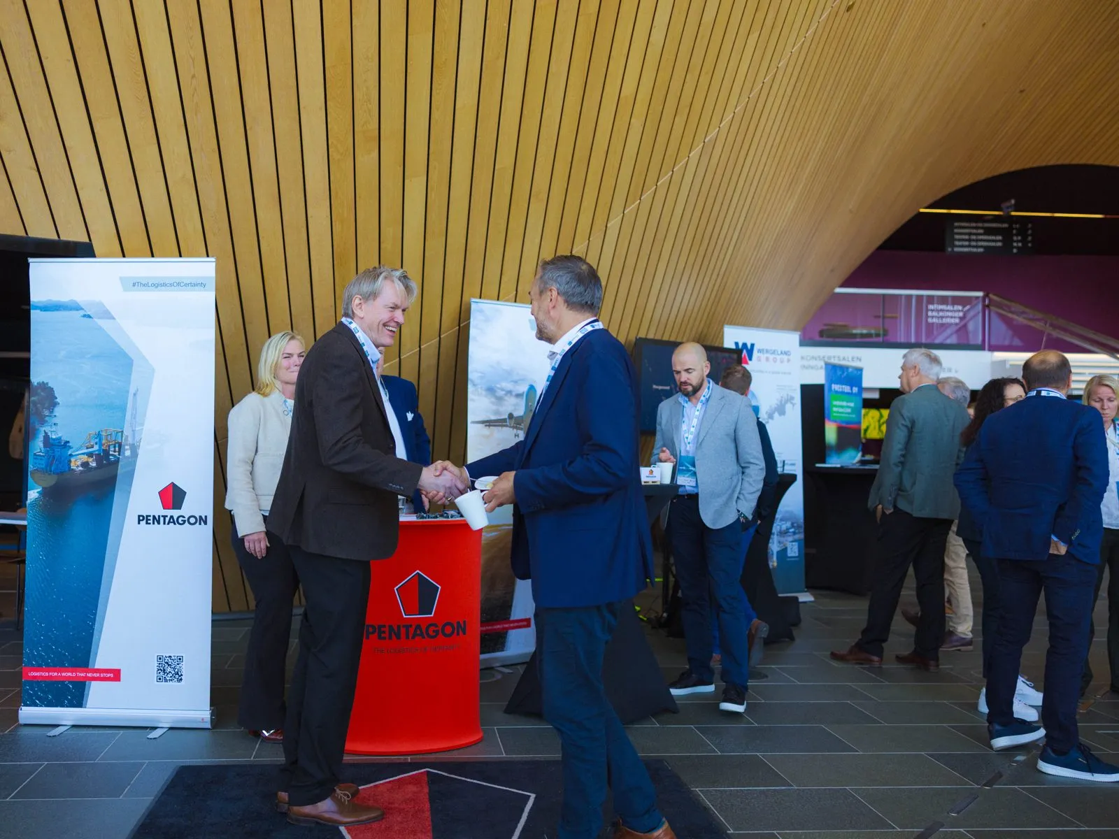 Utstillere og delegater i utstillingsområdet under North Sea Wind 2025 i Kristiansand