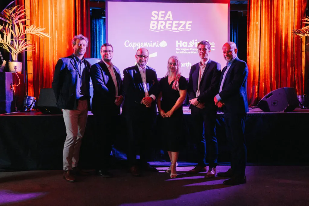 På scenen under Sea Breeze 2025 i Haubitz Hall — Norsk kompetansesenter for havvind og partnere